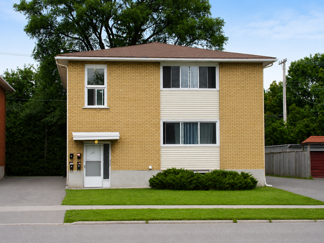2 BEDROOM   DEN WESTEND IMMACULATE DUPLEX
