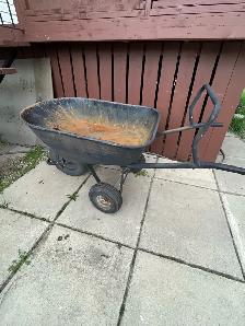 Wheelbarrow - Photo 2