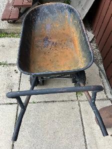 Wheelbarrow - Photo 3