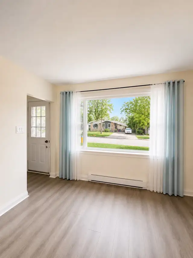 3-BEDROOM MAIN FLOOR | PRIVATE LAUNDRY | PARKING | $2,195