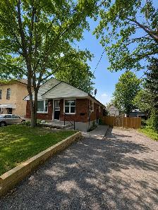 3-BEDROOM MAIN FLOOR | PRIVATE LAUNDRY | PARKING | $2,195 - Photo 18
