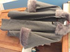 BEAU MANTEAU NEUF GRIS, GRAND FEMME, VALEUR DE $150.00: $25.00 - Photo 2