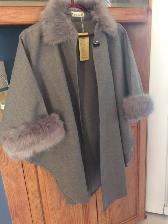 BEAU MANTEAU NEUF GRIS, GRAND FEMME, VALEUR DE $150.00: $25.00