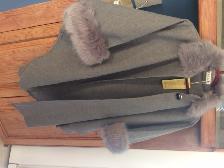 BEAU MANTEAU NEUF GRIS, GRAND FEMME, VALEUR DE $150.00: $25.00 - Photo 3