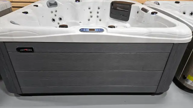6 MAN HOT TUB 3 PUMPS 3 FILTERS UPGRADED COMPOSITE CABINETS