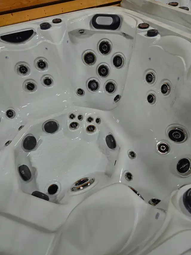 7 FOOT HOT TUB