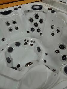 7 FOOT HOT TUB