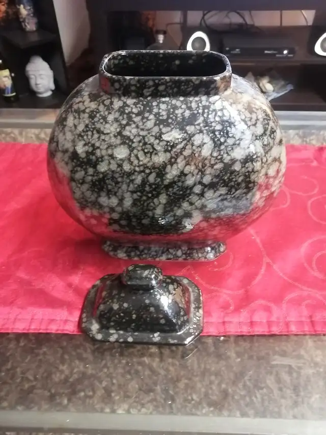 Gray ceramic decor with lid