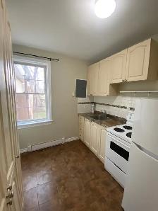 Oshawa Main Floor Legal Bachelor Apt $1499 - Photo 4