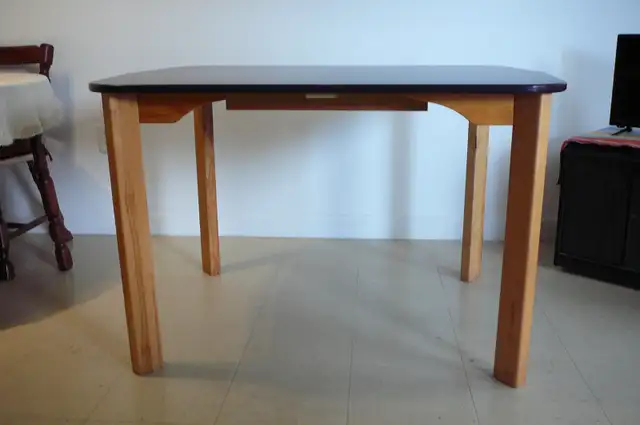 TABLE    rallonge et 4 CHAISES en bois solide .