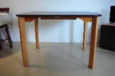 TABLE    rallonge et 4 CHAISES en bois solide .