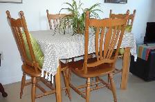 TABLE    rallonge et 4 CHAISES en bois solide . - Photo 2