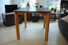 TABLE    rallonge et 4 CHAISES en bois solide . - Photo 3