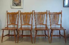 TABLE    rallonge et 4 CHAISES en bois solide . - Photo 4