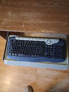COMPUTER DESK   COMPUTER MONITOR   KEYBOARD - Photo 4