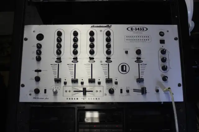 American DJ Q-3433 Mixing Console