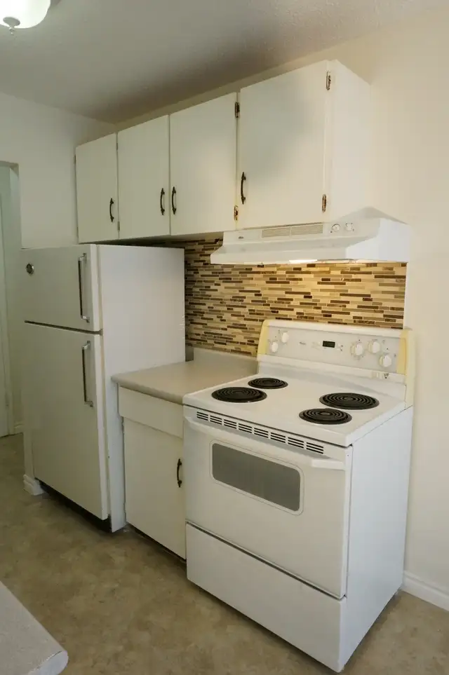 NAIT, Large Reno’d 1 Bedroom Apt in a very Clean, Quiet Building