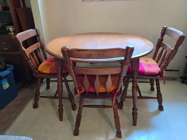 Vintage Solid maple dining set with 4 chairs