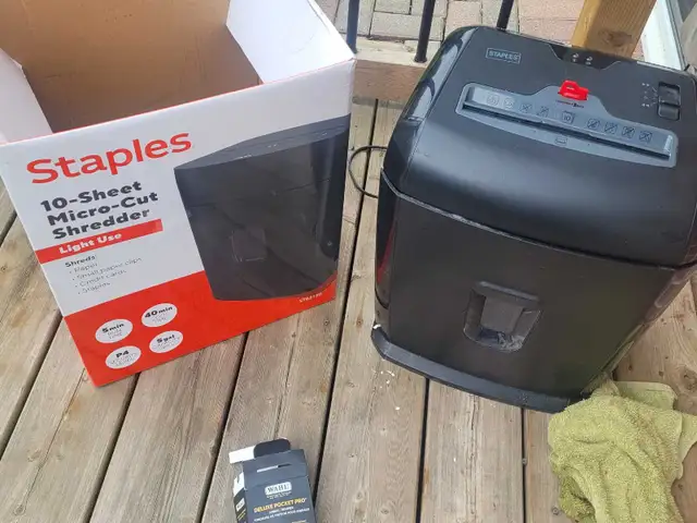 Staples 10-Sheet Micro-Cut Shredder