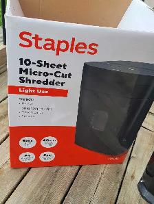 Staples 10-Sheet Micro-Cut Shredder - Photo 2