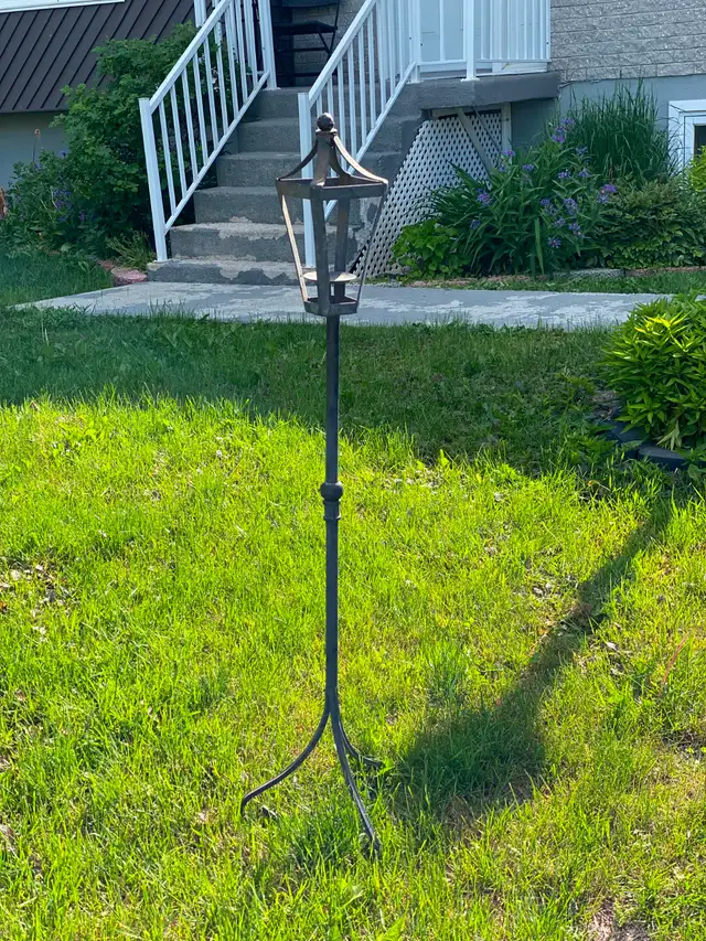 Chandelier sur pied d’extérieur