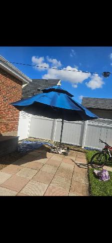 Free large umbrella on crank stand