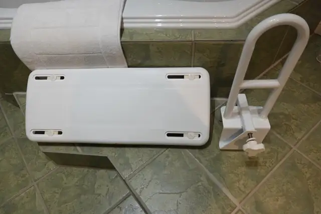 Barre d'appui et banc pour le bain (Aide à la mobilité)