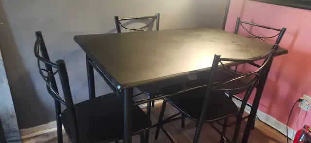 Table de cuisine et 4 chaises