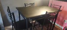 Table de cuisine et 4 chaises