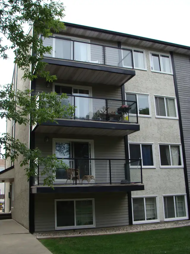 Quiet condo, easy access to MacEwan, NAIT and U of A