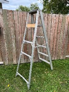 Aluminum 6’ Ladder - Photo 3