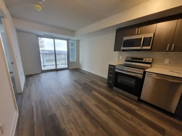 1 bedroom Den - Pickering (Internet Included , NO parking)