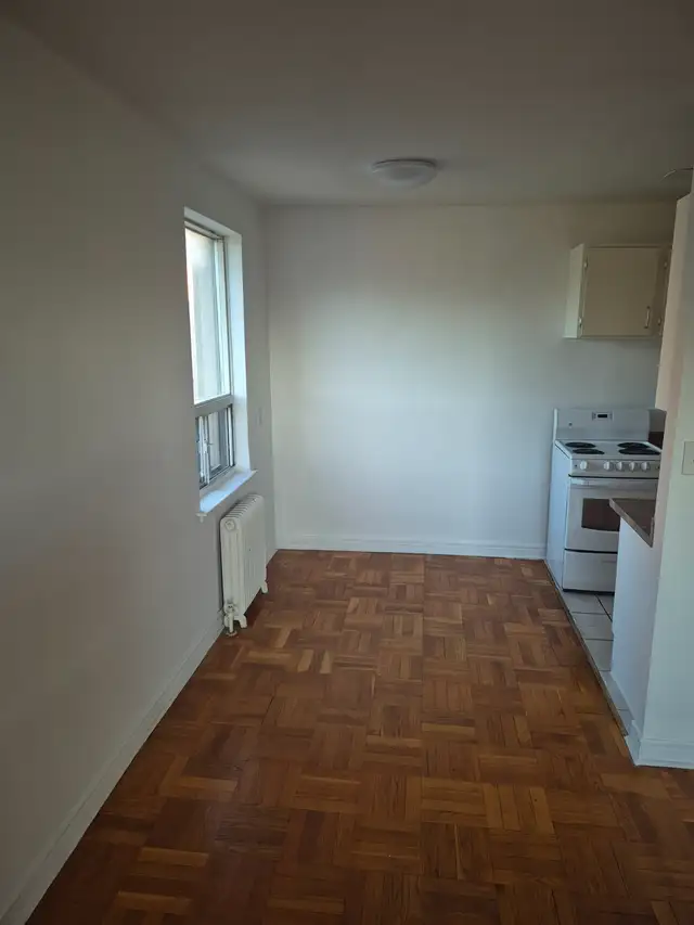 Spacious one bedroom apartment w/balcony and parking