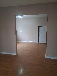 Bright, Renovated 2 Bed Main Floor in Allendale - Pet Friendly - Photo 3