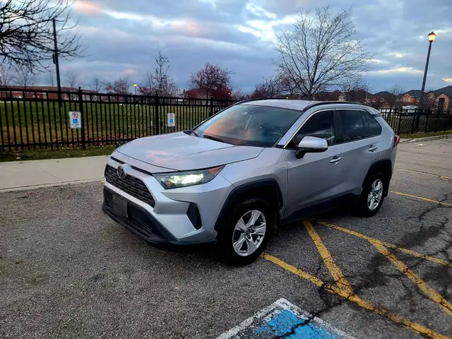 2019 SILVER TOYOTA RAV4 LE AWD | $20,500 | 647-795-0110