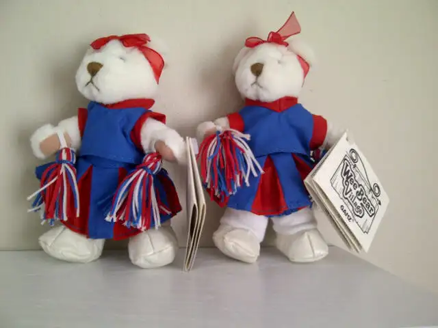 2 OURSONS NEUFS 5'DE HAUT, COLLECTION CHEERLEADERS: $5.00 CHACUN