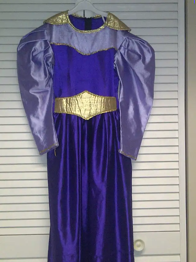 BELLE ROBE LONGUE MAUVE EN SATIN MAUVE LILAS GR 7à8 ADO: $10.00
