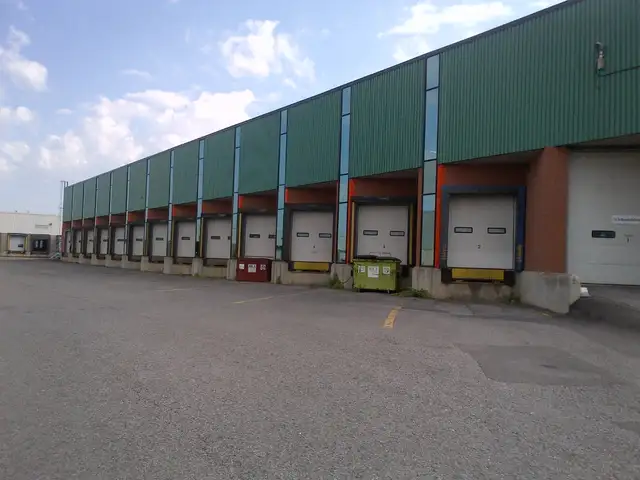 $11, ENTREPÔT 2,000 PIEDS ET PLUS À LOUER À LAVAL, $11