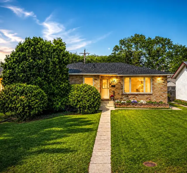 Gorgeous 1255 SQFT bungalow for sale. 291 Newton BY APPOINTMENT