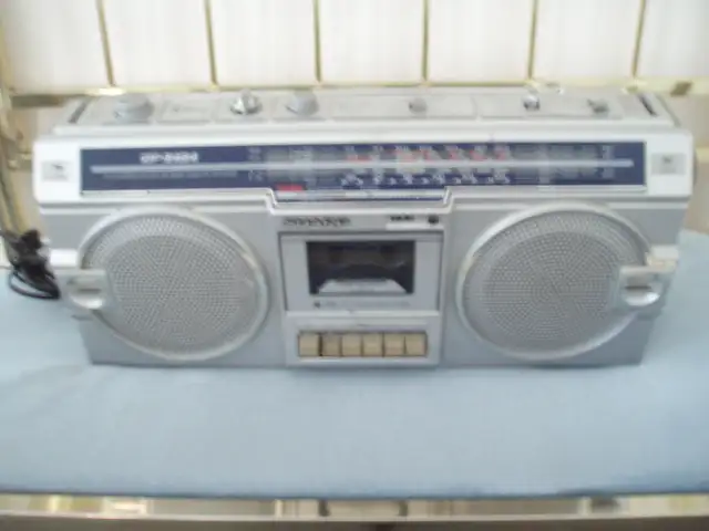 VINTAGE PORTABLE RADIO - BOOMBOX - GHETTO BLASTER