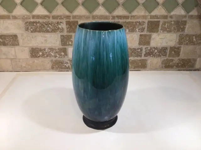 Blue Mountain pottery vase - large
