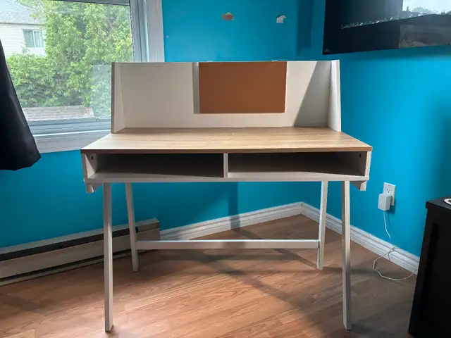 Computer desk/pupitre