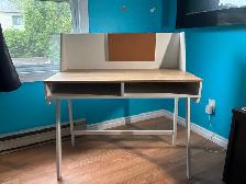 Computer desk/pupitre