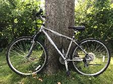 Norco Malahat Comfort Hybrid Bike 28' (700C) / Vélo hybride - Photo 4