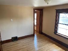 3 Furnished Rooms for Rent – near Niagara GO station - Photo 9
