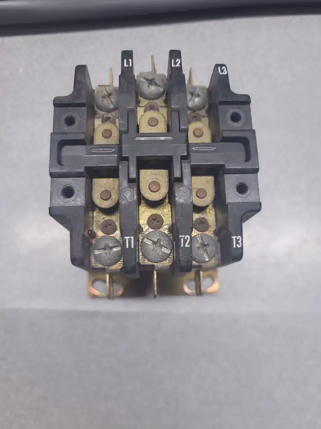 1 CONTACTEUR 3 POLE 25A 208/240V NEUF NEW DP3P25A240