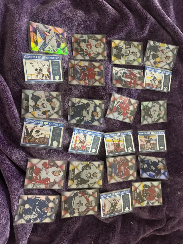 Lot divers cartes sportifs bijoux livres