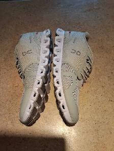 Chaussures Cloud 6 pour femmes grandeur 7.5 M neuves - Photo 2