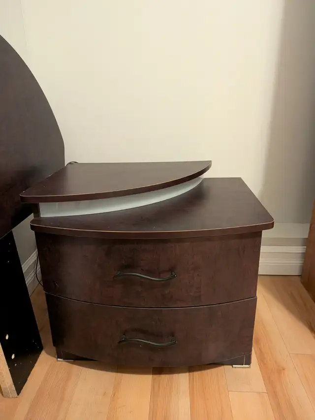 Table de nuit à vendre.