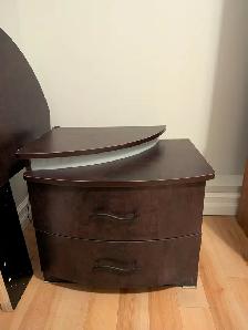 Table de nuit à vendre.